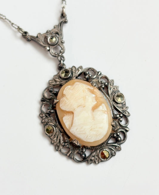 Vintage 1930s/1940s Hand Carved Shell Cameo Necklace