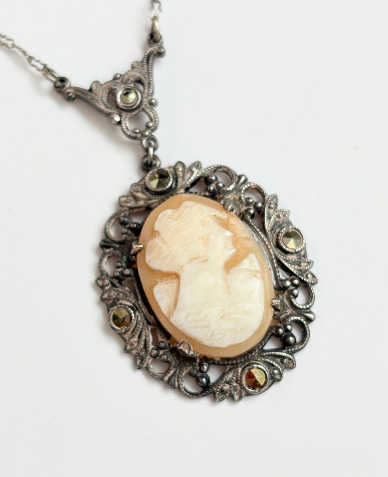 Vintage 1930s/1940s Hand Carved Shell Cameo Necklace