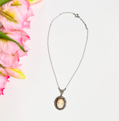Vintage 1930s/1940s Hand Carved Shell Cameo Necklace