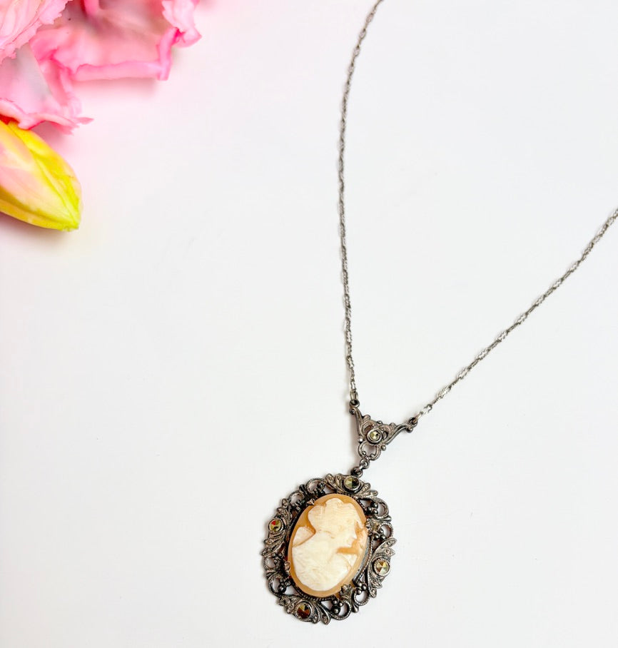 Vintage 1930s/1940s Hand Carved Shell Cameo Necklace