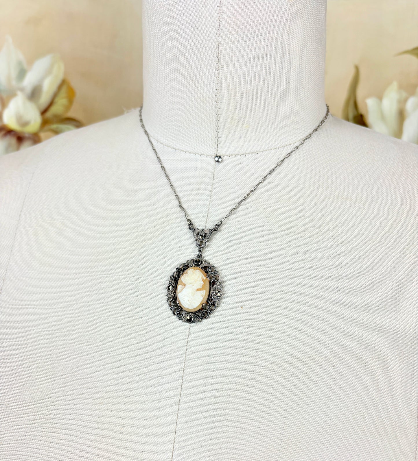 Vintage 1930s/1940s Hand Carved Shell Cameo Necklace